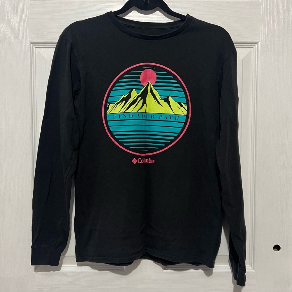 💗 Columbia Black Tee with Mountain and‎ Sun Graphic